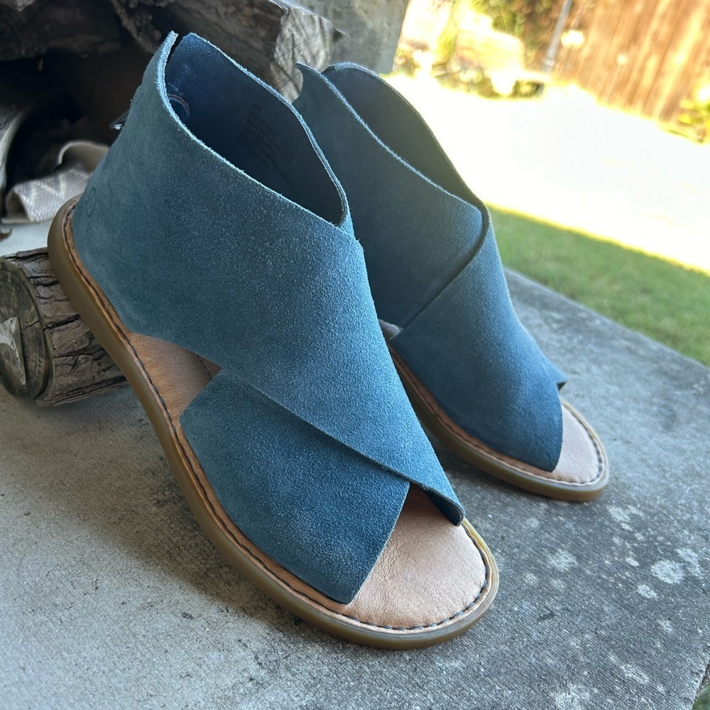 Born women’s IWA leather suede blue Sandals with open toe Sz-6M. Q‎